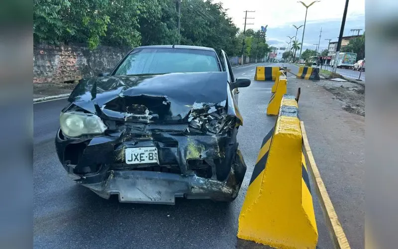 Carro atinge barreira de concreto na Avenida Coronel Teixeira