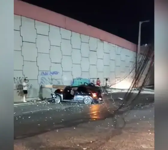 Carro bate em poste e deixa três feridos na avenida Efigênio Salles