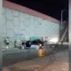 Carro bate em poste e deixa três feridos na avenida Efigênio Salles