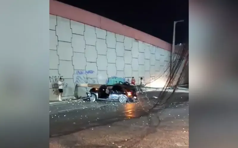 Carro bate em poste e deixa três feridos na avenida Efigênio Salles