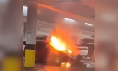 Carro é destruído por incêndio em estacionamento de supermercado