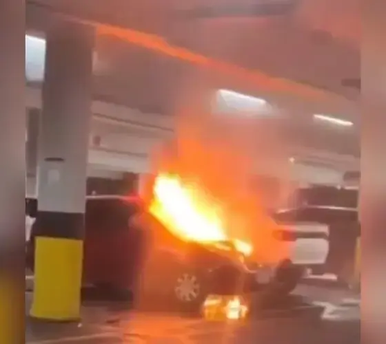 Carro é destruído por incêndio em estacionamento de supermercado