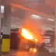 Carro é destruído por incêndio em estacionamento de supermercado