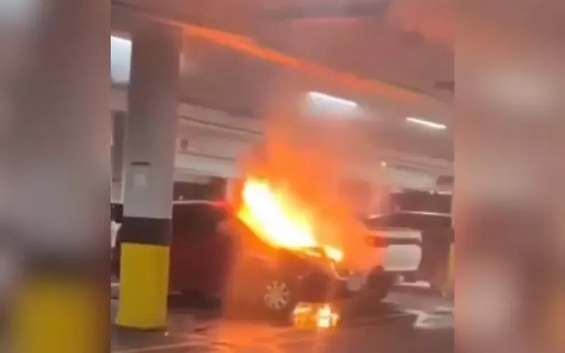 Carro é destruído por incêndio em estacionamento de supermercado