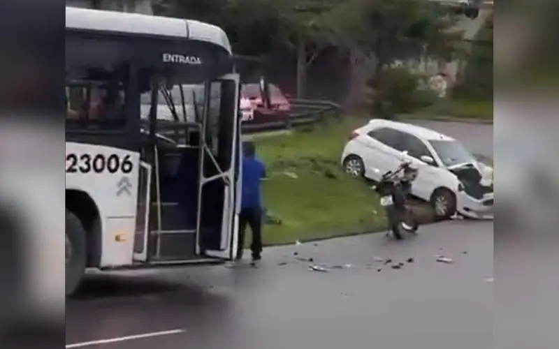 Acidente entre ônibus e carro por app deixa feridos na Max Teixeira