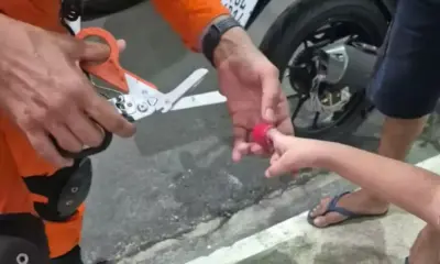 Criança de 4 anos fica com dedo preso em recipiente plástico e mobiliza bombeiros em Manaus