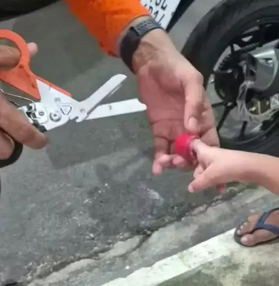 Criança de 4 anos fica com dedo preso em recipiente plástico e mobiliza bombeiros em Manaus