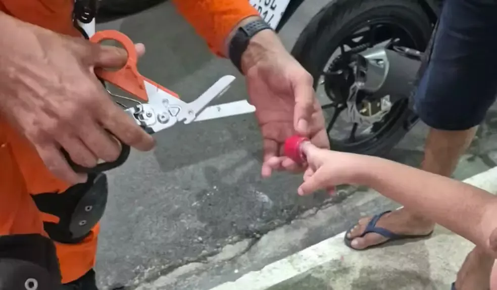 Criança de 4 anos fica com dedo preso em recipiente plástico e mobiliza bombeiros em Manaus