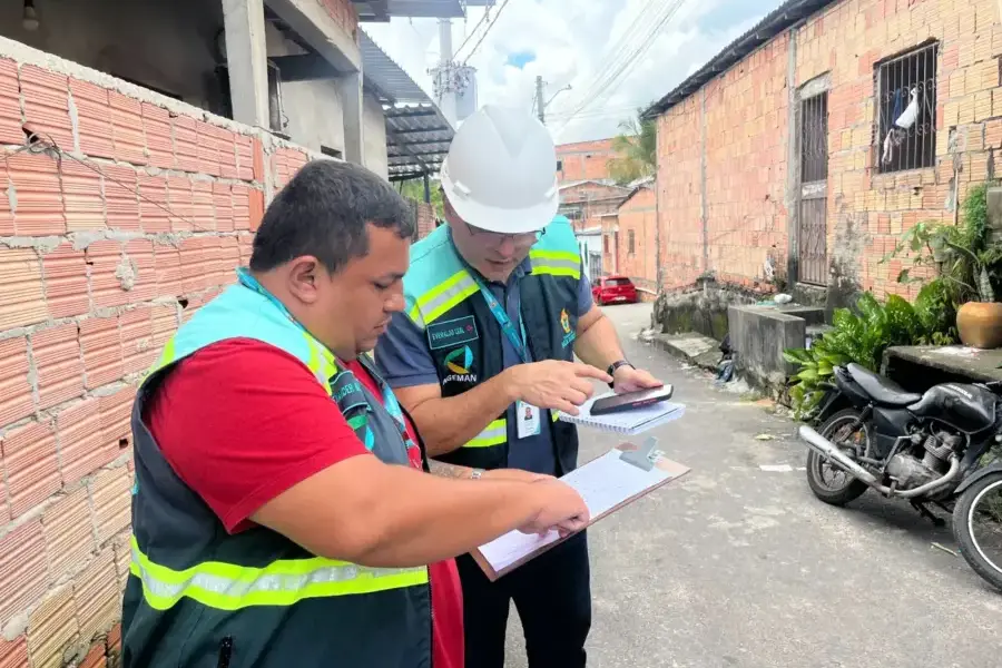 Equipes da Ageman vistoriam serviços de iluminação em bairros de Manaus