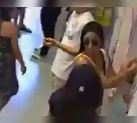 Câmeras registram 'sacoleiras' furtando loja no bairro São José