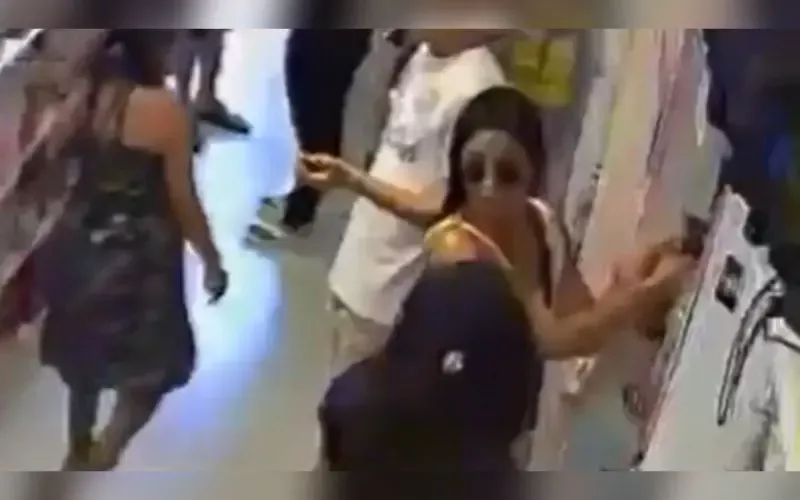 Câmeras registram 'sacoleiras' furtando loja no bairro São José