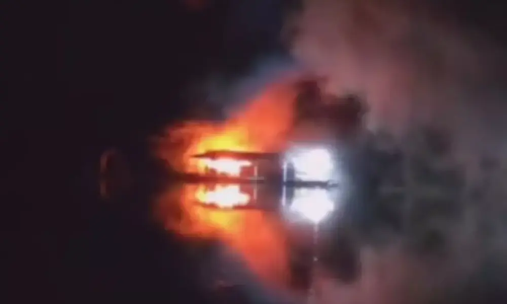 Incêndio de grandes proporções destrói flutuante no Tarumã-Açu em Manaus