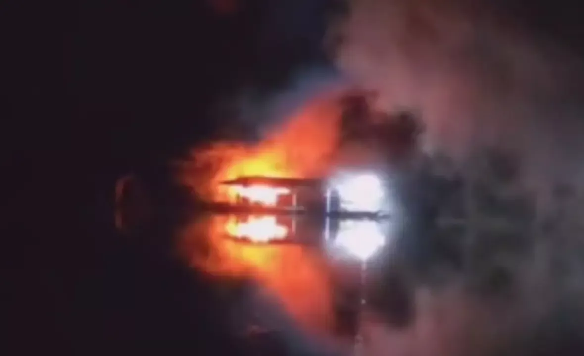 Incêndio de grandes proporções destrói flutuante no Tarumã-Açu em Manaus