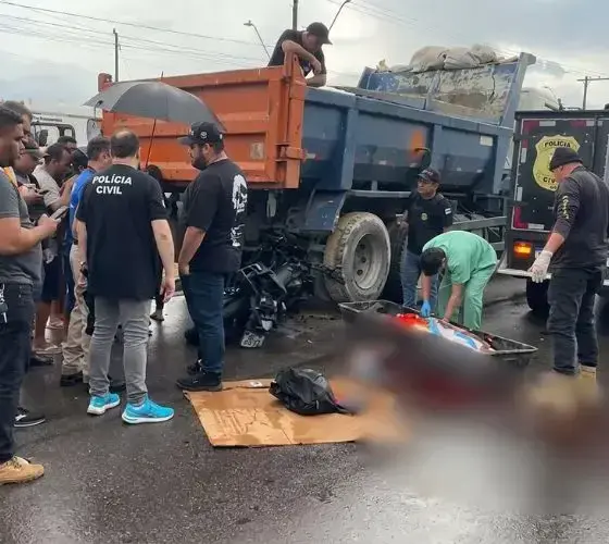 Motociclista morre após bater em caçamba de lixo no Distrito Industrial