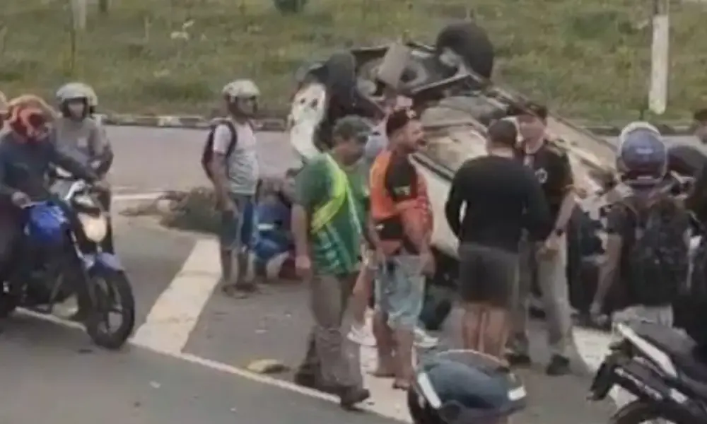 Motorista faz retorno proibido e provoca capotamento na avenida do Turismo