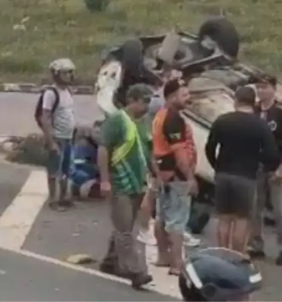 Motorista faz retorno proibido e provoca capotamento na avenida do Turismo