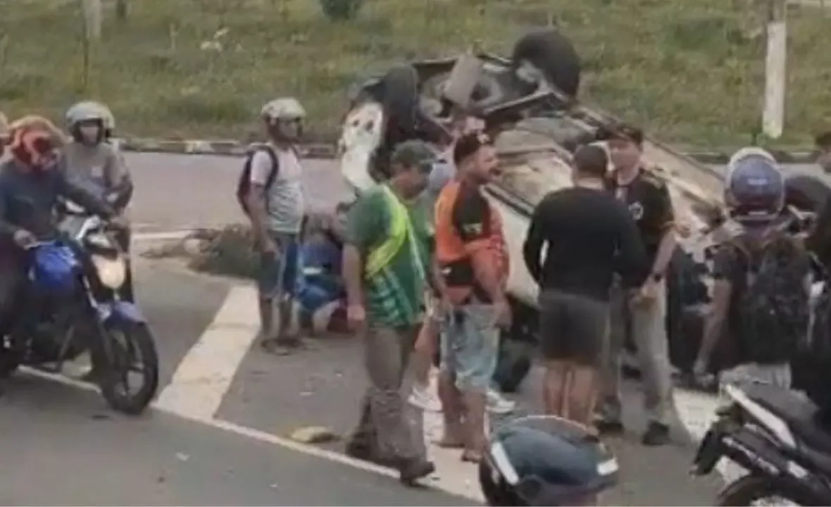 Motorista faz retorno proibido e provoca capotamento na avenida do Turismo