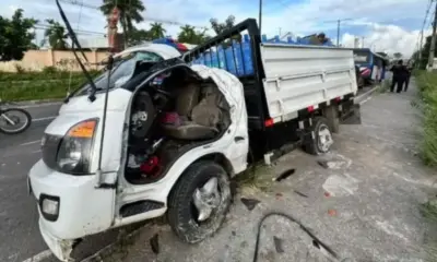 Motorista fica preso às ferragens após colisão na Av. do Turismo