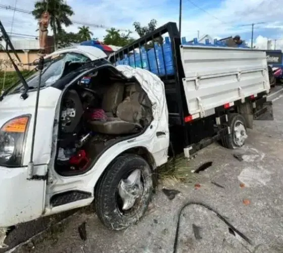 Motorista fica preso às ferragens após colisão na Av. do Turismo