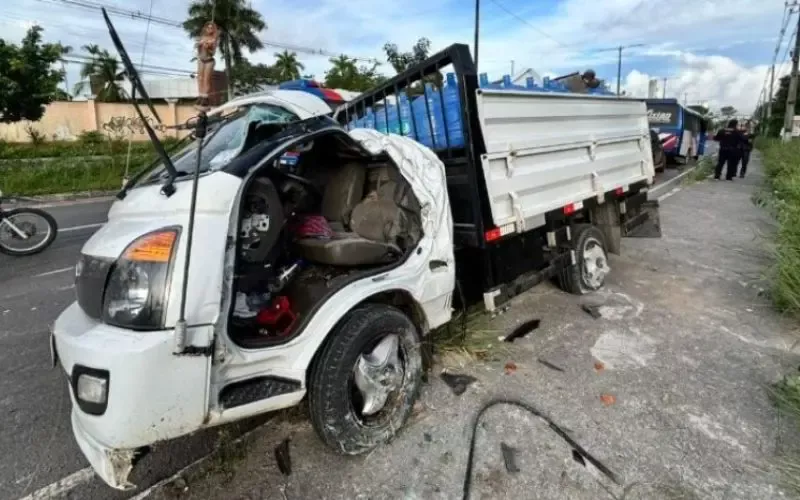 Motorista fica preso às ferragens após colisão na Av. do Turismo