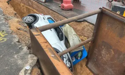 Motorista invade obra e carro cai em vala na zona norte de Manaus
