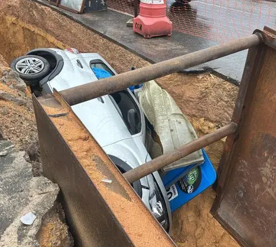 Motorista invade obra e carro cai em vala na zona norte de Manaus