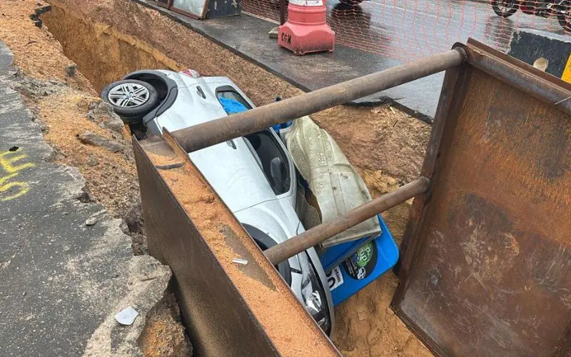 Motorista invade obra e carro cai em vala na zona norte de Manaus