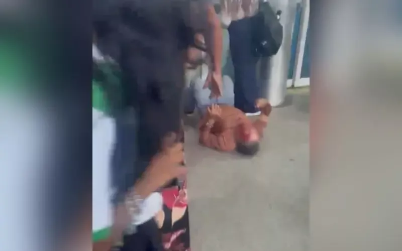 Idoso cai de plataforma de ônibus e fica ferido na Constantino Nery