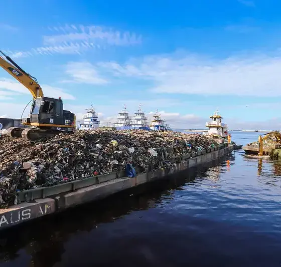 Prefeitura de Manaus retira cerca de 300 toneladas de resíduos da orla do rio Negro