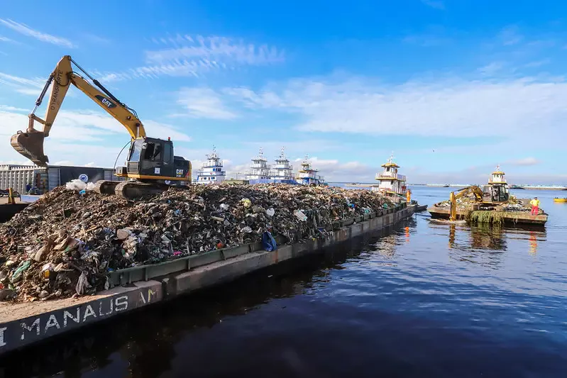 Prefeitura de Manaus retira cerca de 300 toneladas de resíduos da orla do rio Negro