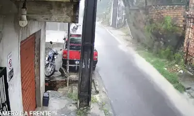 Muro desaba durante chuva forte e quase atinge carro em Manaus