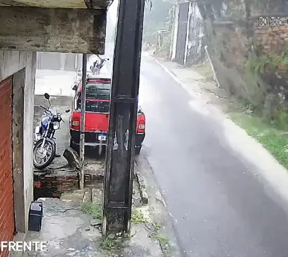 Muro desaba durante chuva forte e quase atinge carro em Manaus