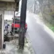 Muro desaba durante chuva forte e quase atinge carro em Manaus