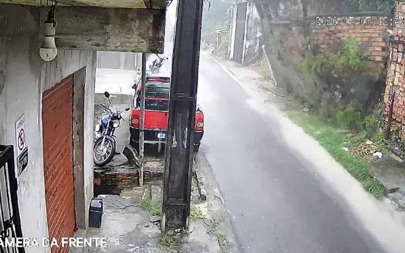 Muro desaba durante chuva forte e quase atinge carro em Manaus