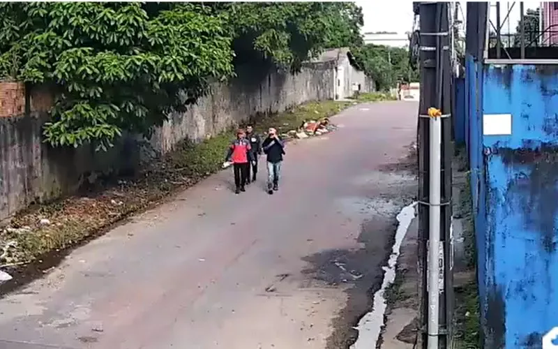 Câmeras flagram tentativa de assalto em concessionária no Cidade de Deus