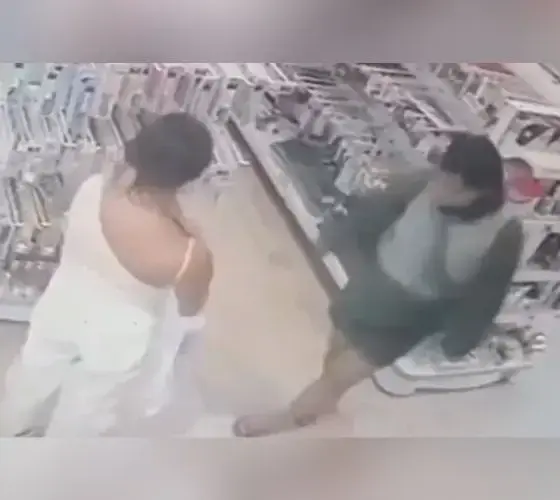Câmeras flagram mulheres tentando furtar loja no Centro de Manaus