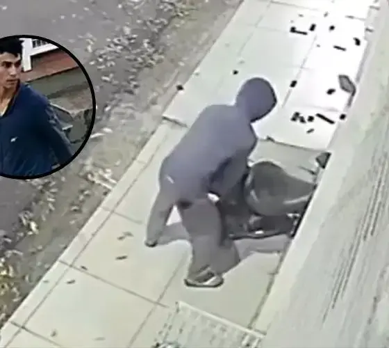 Câmera flagra homem furtando moto em garagem no Parque 10