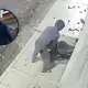 Câmera flagra homem furtando moto em garagem no Parque 10