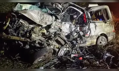 Acidente entre caminhão e van deixa 16 mortos na BR-116, na Bahia