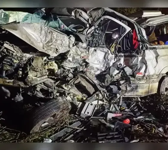 Acidente entre caminhão e van deixa 16 mortos na BR-116, na Bahia
