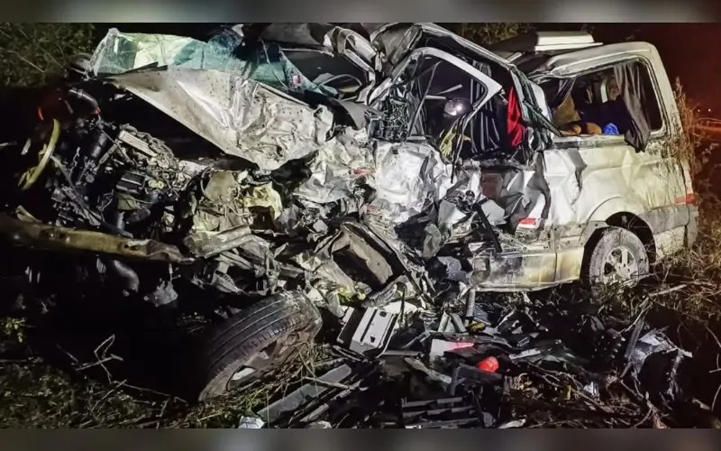 Acidente entre caminhão e van deixa 16 mortos na BR-116, na Bahia