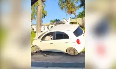 Carro bate em poste e casal deixa local após acidente em Manaus