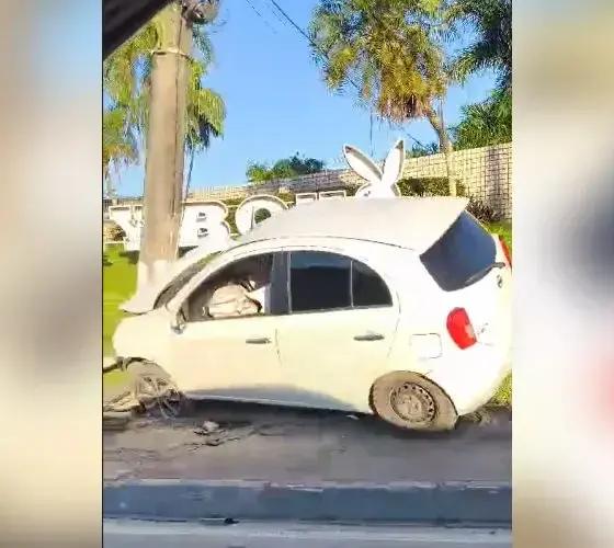 Carro bate em poste e casal deixa local após acidente em Manaus