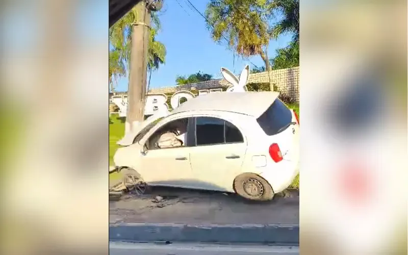 Carro bate em poste e casal deixa local após acidente em Manaus