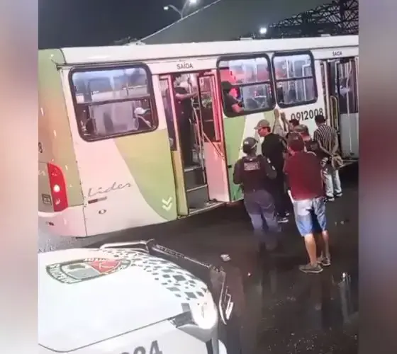 Criminosos assaltam ônibus da linha 357 e espancam passageiro
