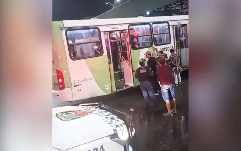 Criminosos assaltam ônibus da linha 357 e espancam passageiro