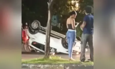 Carro capota na Avenida Djalma Batista e deixa casal ferido