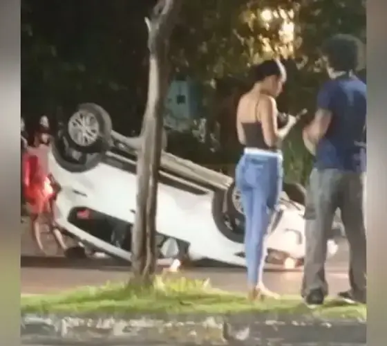 Carro capota na Avenida Djalma Batista e deixa casal ferido