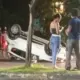 Carro capota na Avenida Djalma Batista e deixa casal ferido