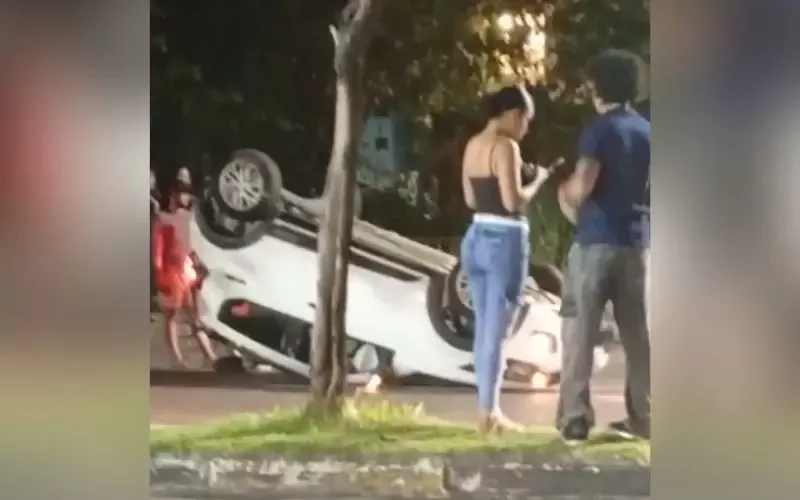 Carro capota na Avenida Djalma Batista e deixa casal ferido